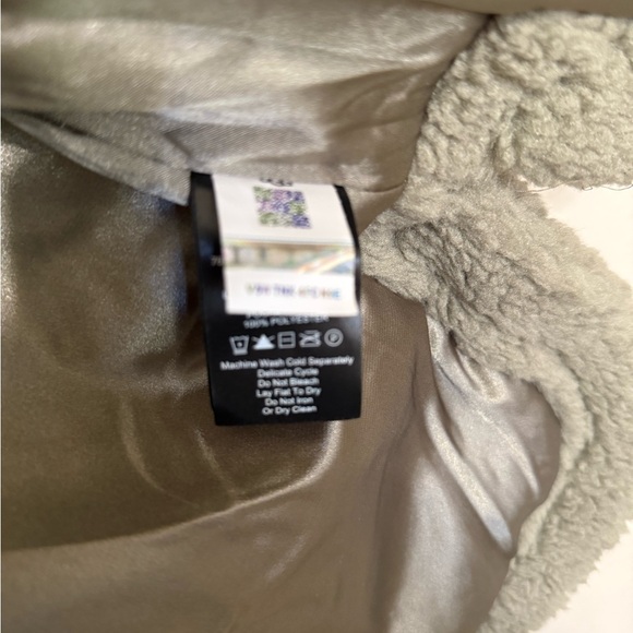 UGG Women’s Frankie Uggfluff shirt jacket/shacket retail $228| - Picture 10 of 15